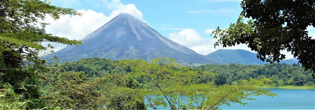 Vulkaan Arenal aan het meer van Arenal bij La Fortuna